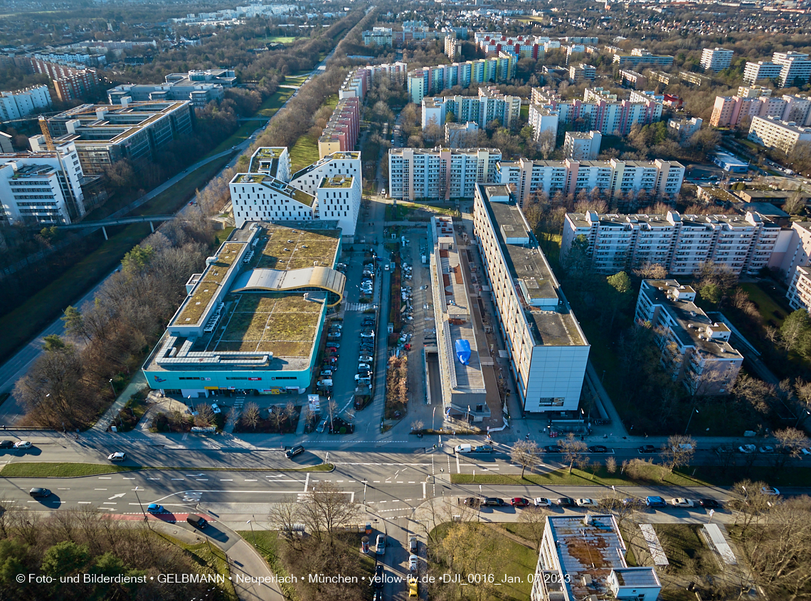 07.01.2023 - Luftbilder vom Plettzentrum mit Montessori Schule in Neuperlach